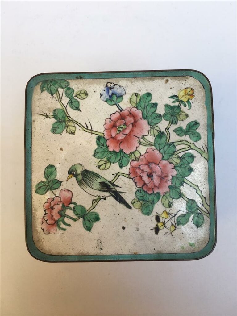 LOT DE TROIS (3) OBJETS EN EMAUX SUR CUIVRE - Chine, 1900 - Comprenant deux pet…