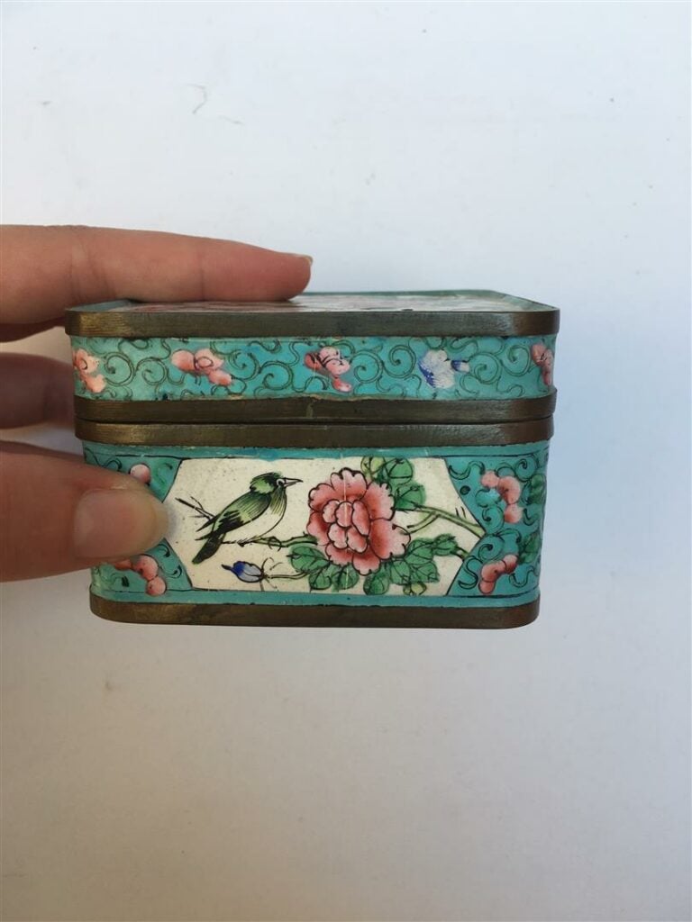 LOT DE TROIS (3) OBJETS EN EMAUX SUR CUIVRE - Chine, 1900 - Comprenant deux pet…