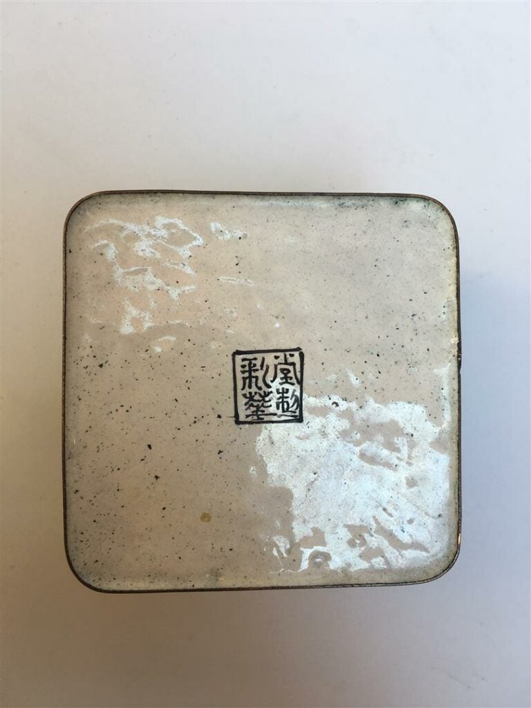 LOT DE TROIS (3) OBJETS EN EMAUX SUR CUIVRE - Chine, 1900 - Comprenant deux pet…