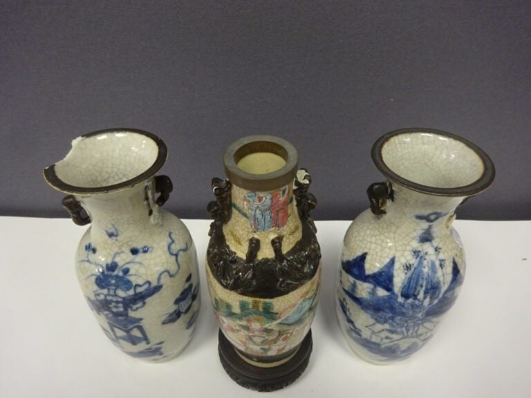 [-] LOT DE TROIS (3) PETITS VASES EN CERAMIQUE CRAQUELEE DE NANKIN - Chine, - A…
