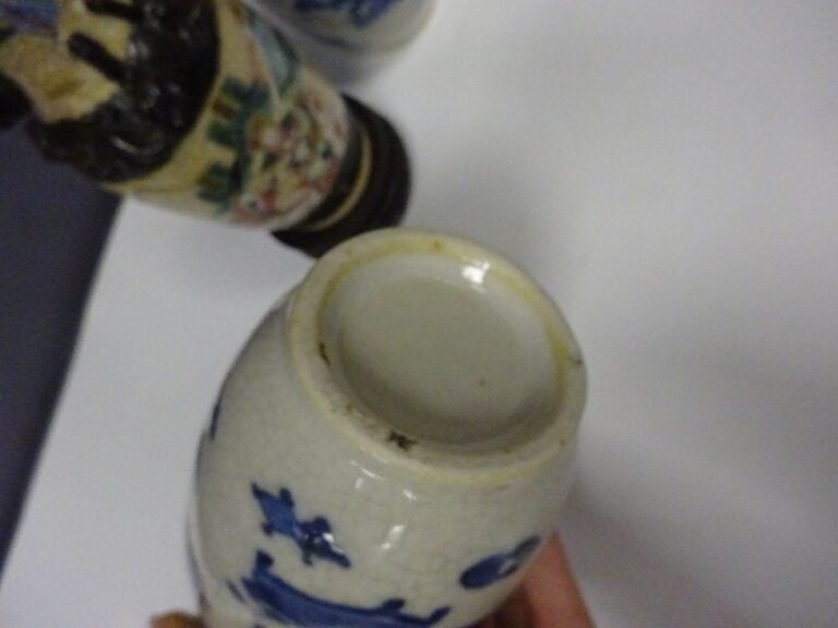 [-] LOT DE TROIS (3) PETITS VASES EN CERAMIQUE CRAQUELEE DE NANKIN - Chine, - A…