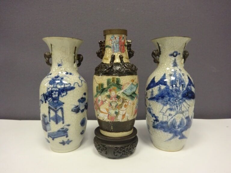 [-] LOT DE TROIS (3) PETITS VASES EN CERAMIQUE CRAQUELEE DE NANKIN - Chine, - A…