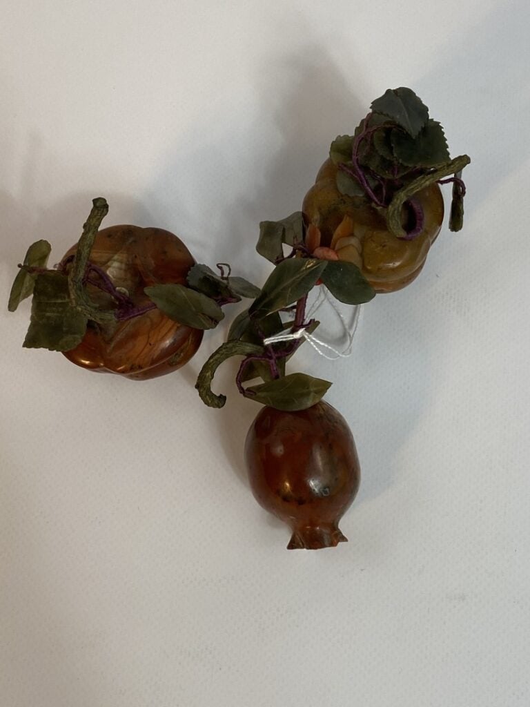 LOT DE TROIS (3) SUJETS EN PIERRE DURE A L'EFFIGIE DE FRUITS - Chine - Représen…
