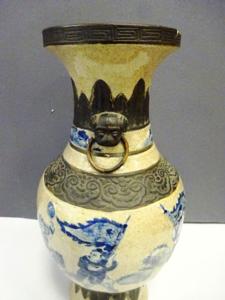 [-] LOT DE TROIS (3) VASES EN PORCELAINE - Chine, - Comprenant: - - Un pot à gi…