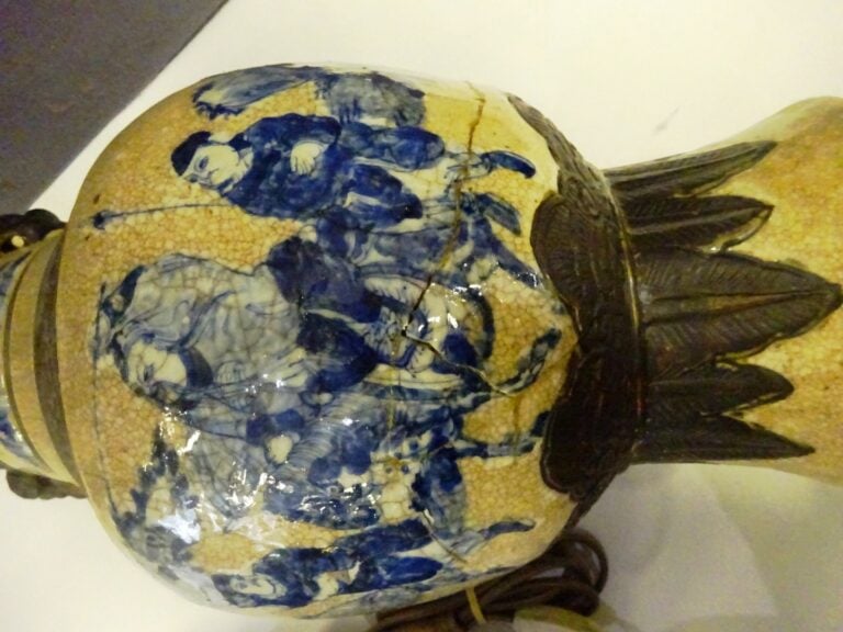 [-] LOT DE TROIS (3) VASES EN PORCELAINE - Chine, - Comprenant: - - Un pot à gi…