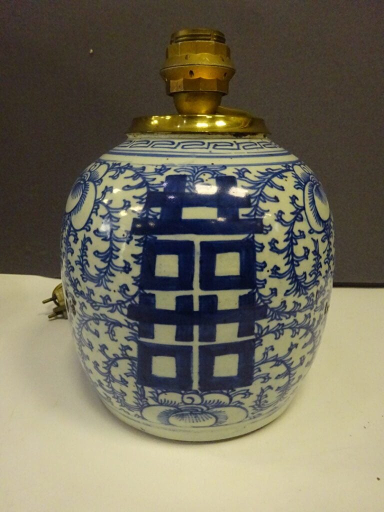 [-] LOT DE TROIS (3) VASES EN PORCELAINE - Chine, - Comprenant: - - Un pot à gi…