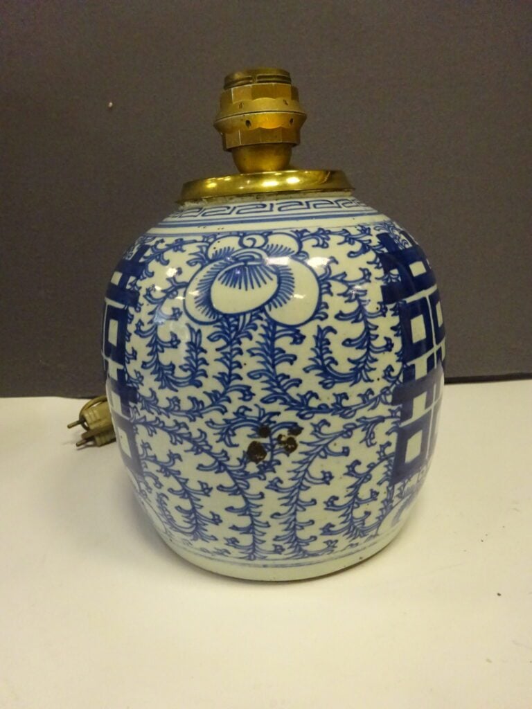 [-] LOT DE TROIS (3) VASES EN PORCELAINE - Chine, - Comprenant: - - Un pot à gi…