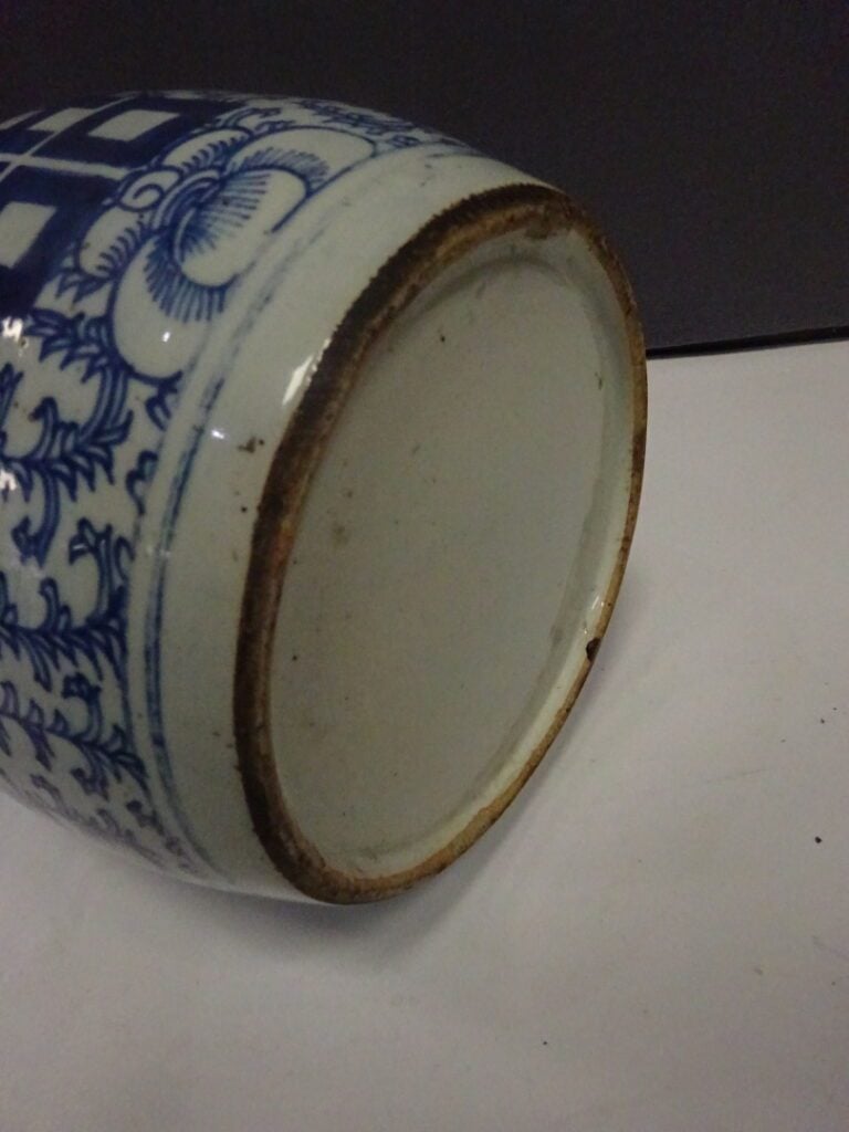 [-] LOT DE TROIS (3) VASES EN PORCELAINE - Chine, - Comprenant: - - Un pot à gi…