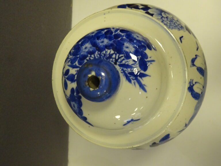 [-] LOT DE TROIS (3) VASES EN PORCELAINE - Chine, - Comprenant: - - Un pot à gi…