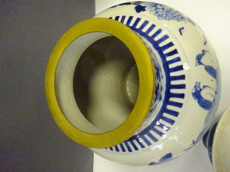 [-] LOT DE TROIS (3) VASES EN PORCELAINE - Chine, - Comprenant: - - Un pot à gi…