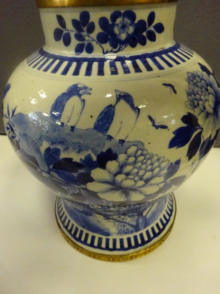 [-] LOT DE TROIS (3) VASES EN PORCELAINE - Chine, - Comprenant: - - Un pot à gi…