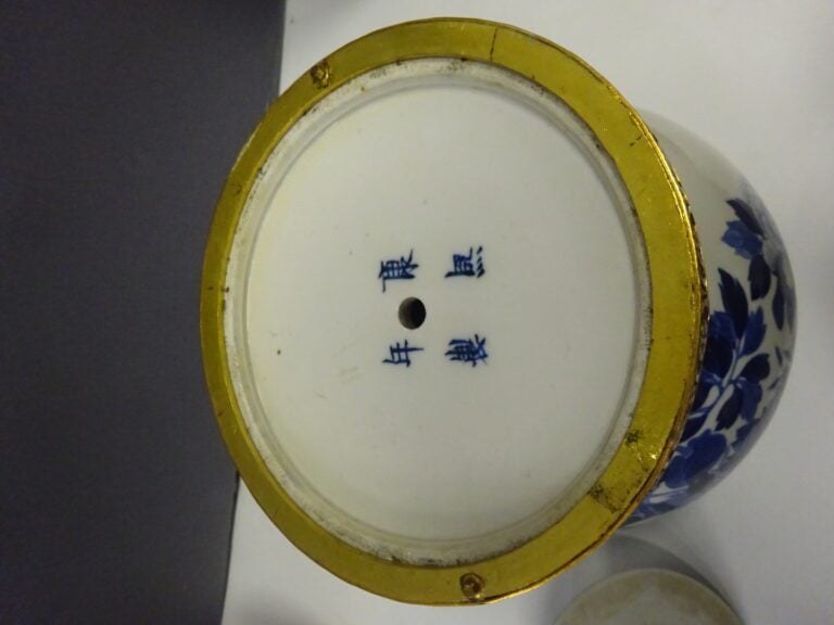 [-] LOT DE TROIS (3) VASES EN PORCELAINE - Chine, - Comprenant: - - Un pot à gi…