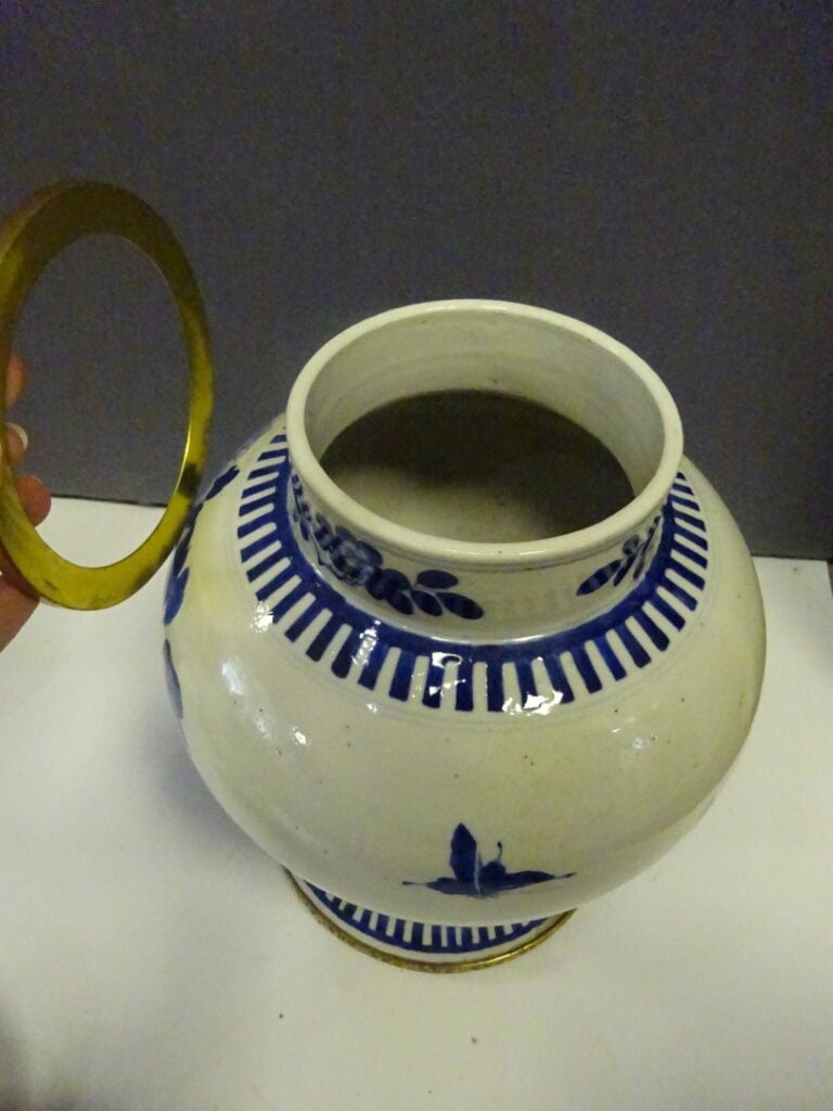 [-] LOT DE TROIS (3) VASES EN PORCELAINE - Chine, - Comprenant: - - Un pot à gi…