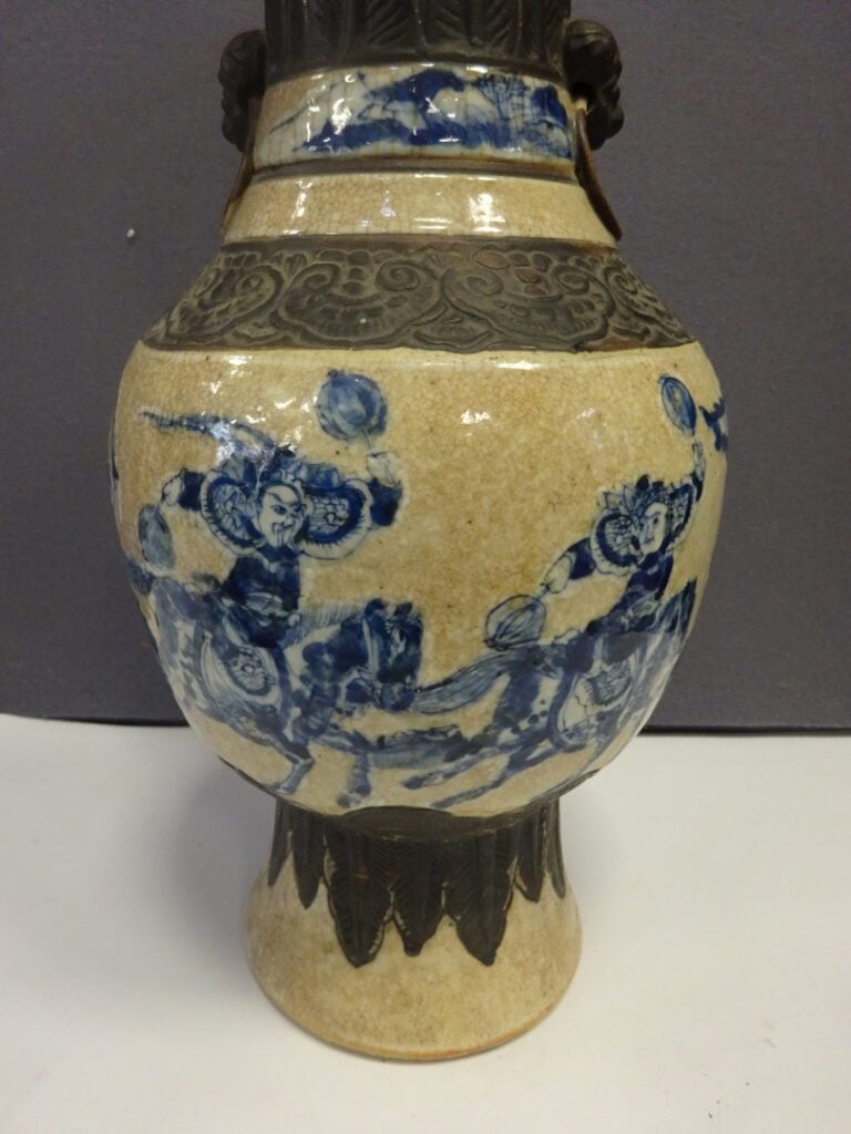 [-] LOT DE TROIS (3) VASES EN PORCELAINE - Chine, - Comprenant: - - Un pot à gi…