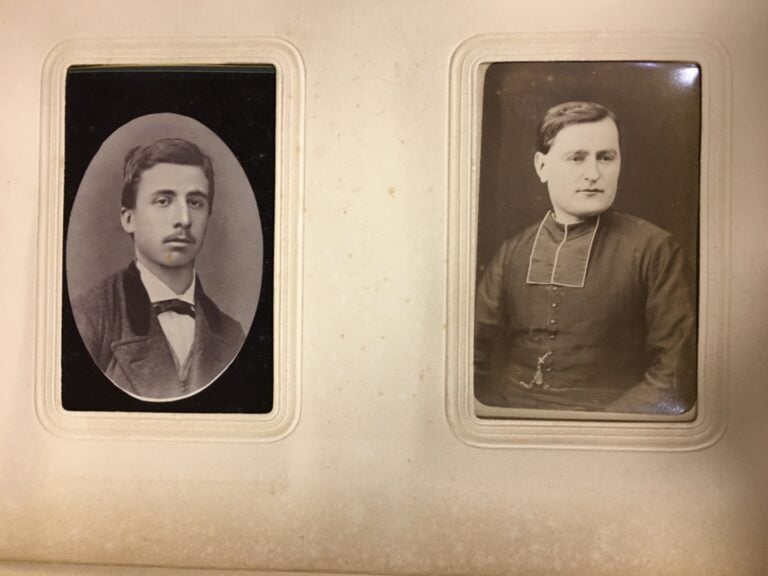 Lot de trois albums de photographie, principalement Portraits et Cartes.