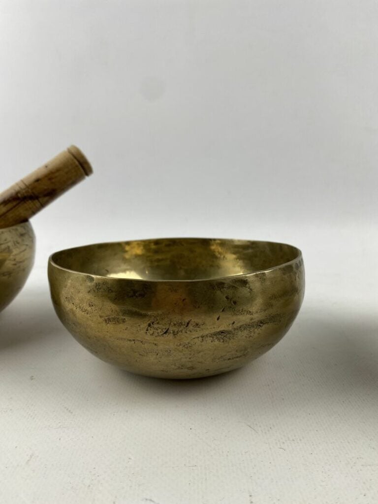 Lot de trois bols dits chantant en divers alliages cuivreux - Tibet