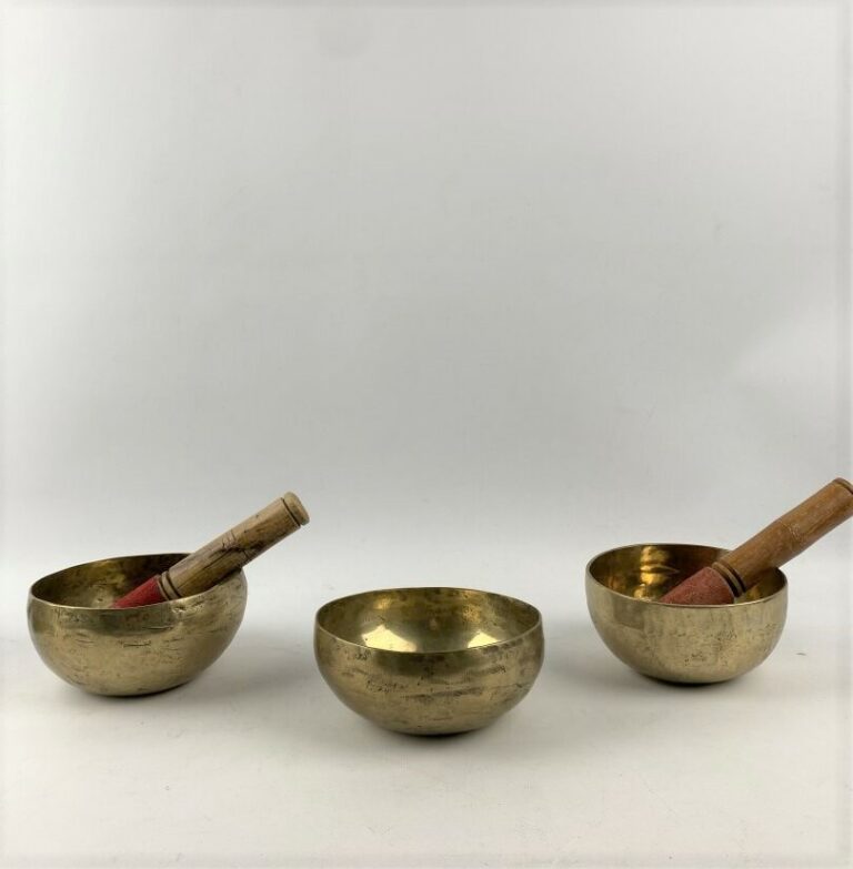 Lot de trois bols dits chantant en divers alliages cuivreux - Tibet
