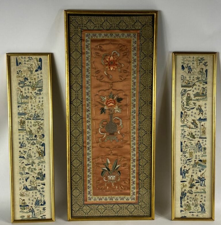 Lot de trois broderies encadrées sous verre, style chinois - 62,5 x 25,5 cm - (…