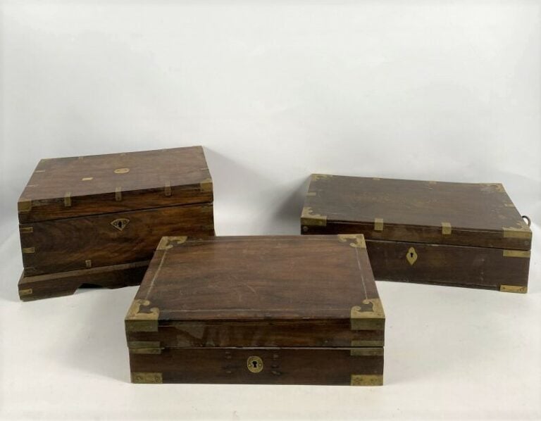 Lot de trois coffrets en bois exotique et laiton découvrant des compartiments -…
