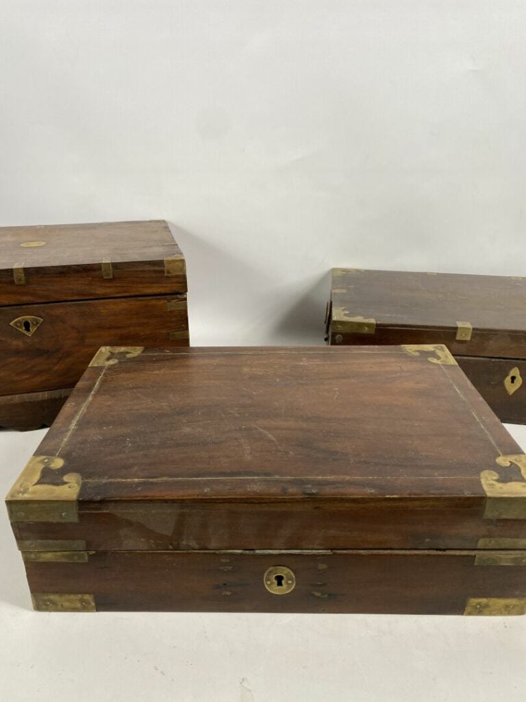 Lot de trois coffrets en bois exotique et laiton découvrant des compartiments -…