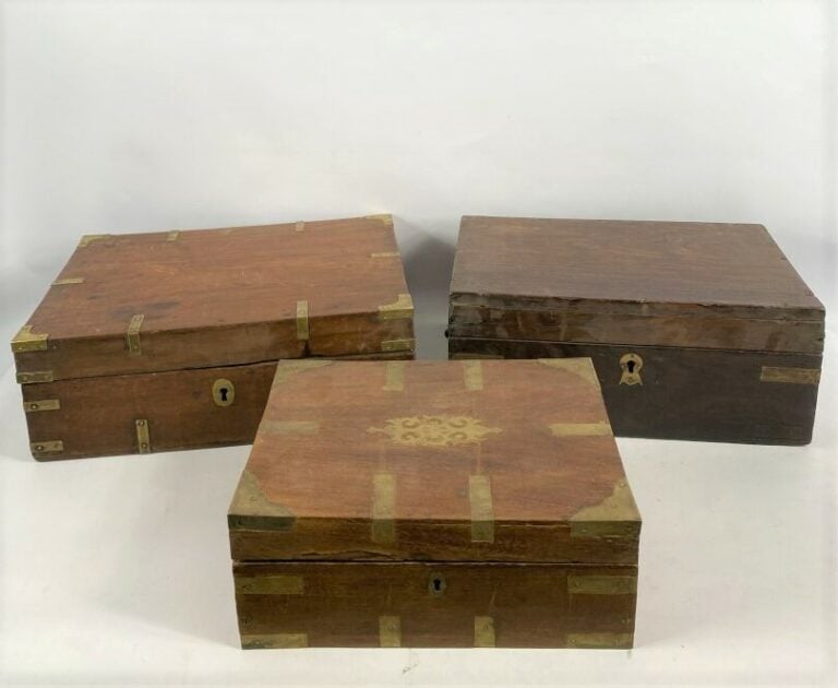 Lot de trois coffrets en bois exotique et laiton découvrant des compartiments -…