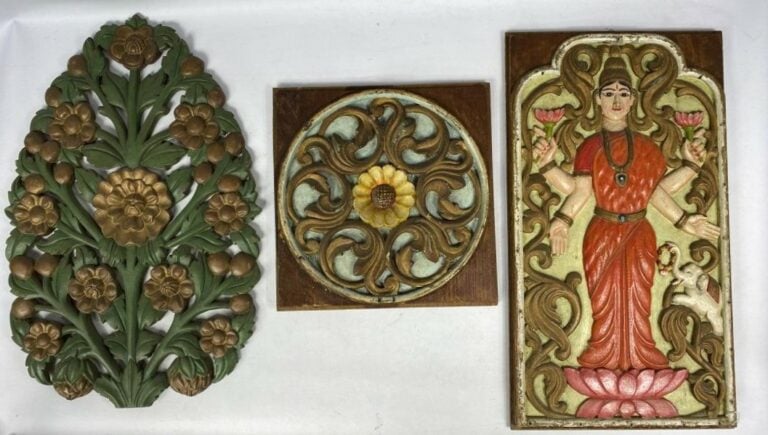 Lot de trois panneaux décoratifs en bois sculpté polychrome à décor de divinité…