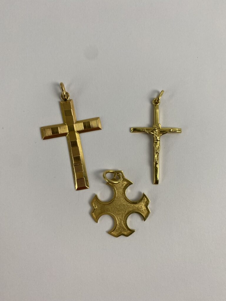 Lot de trois pendentifs croix en or jaune (750) - Poids total : 6.4 g