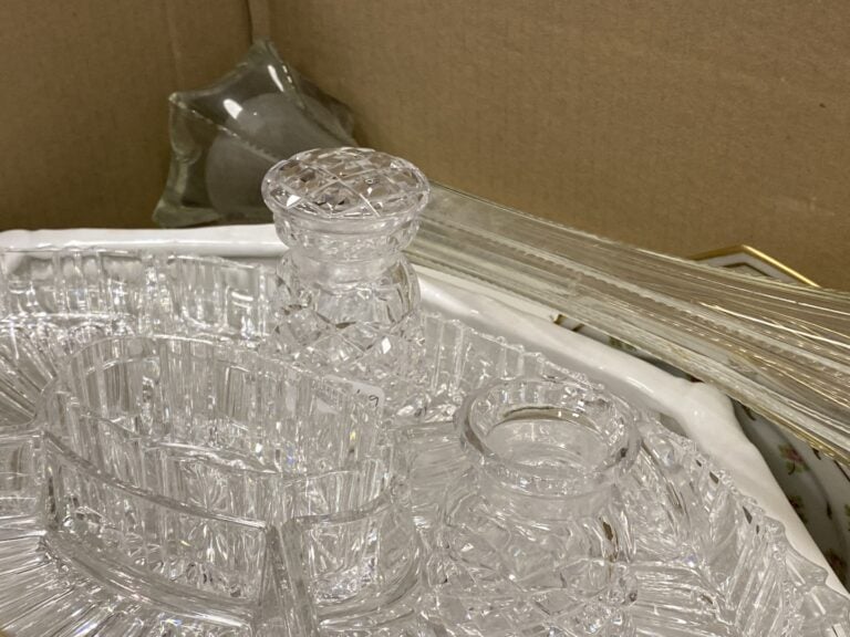 Lot de verrerie comprenant plateau à mendiants en verre moulé, deux petits flac…