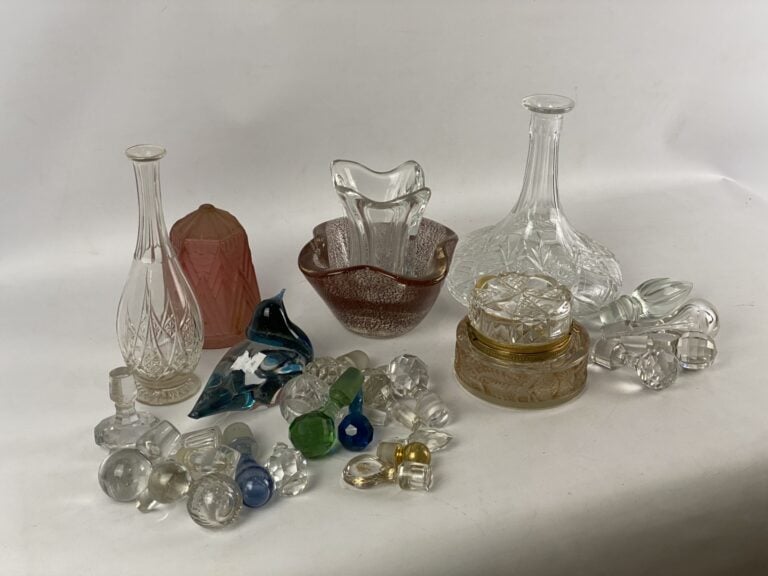 Lot de verrerie comprenant : - - SCHNEIDER France - Coupe quadrilopée en verre…