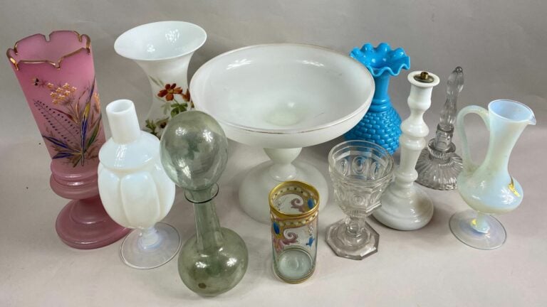 Lot de verreries et opalines comprenant coupe sur piédouche, fiole en verre, ve…