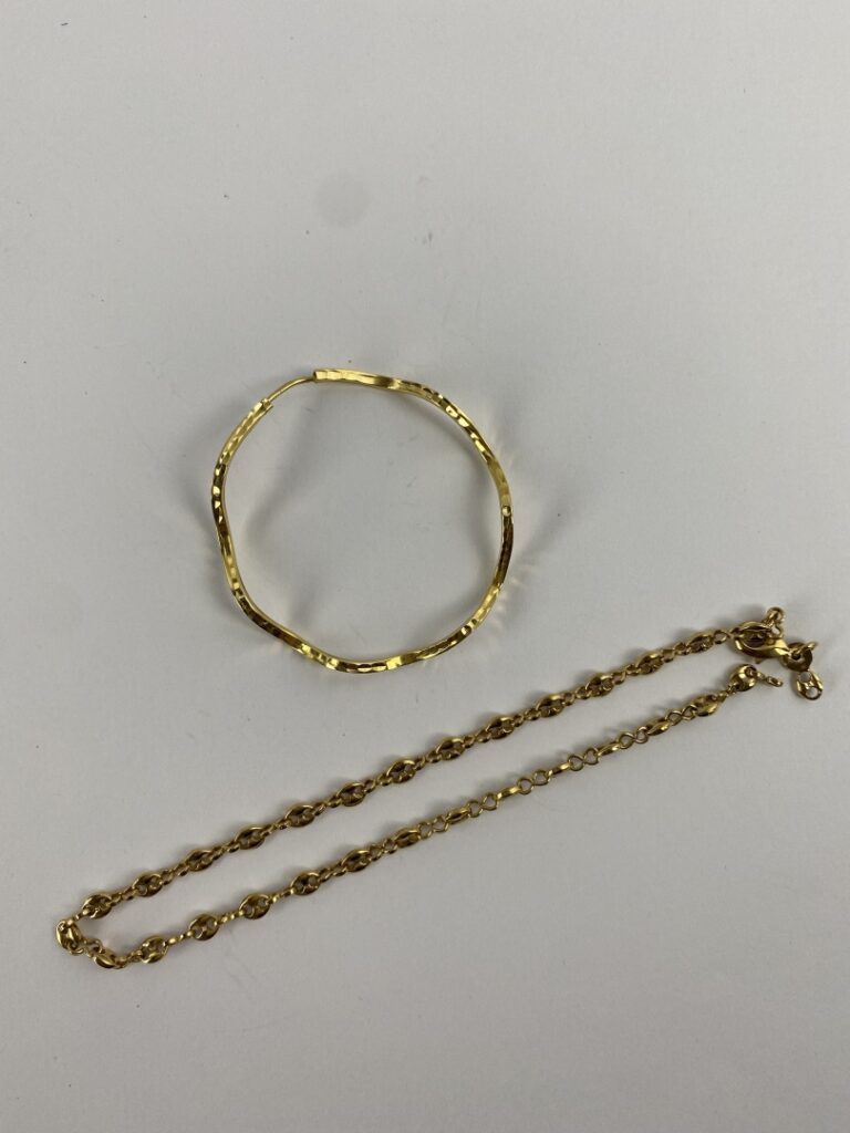 Lot débris or jaune (750) comprenant un bracelet à maille café et une créole -…