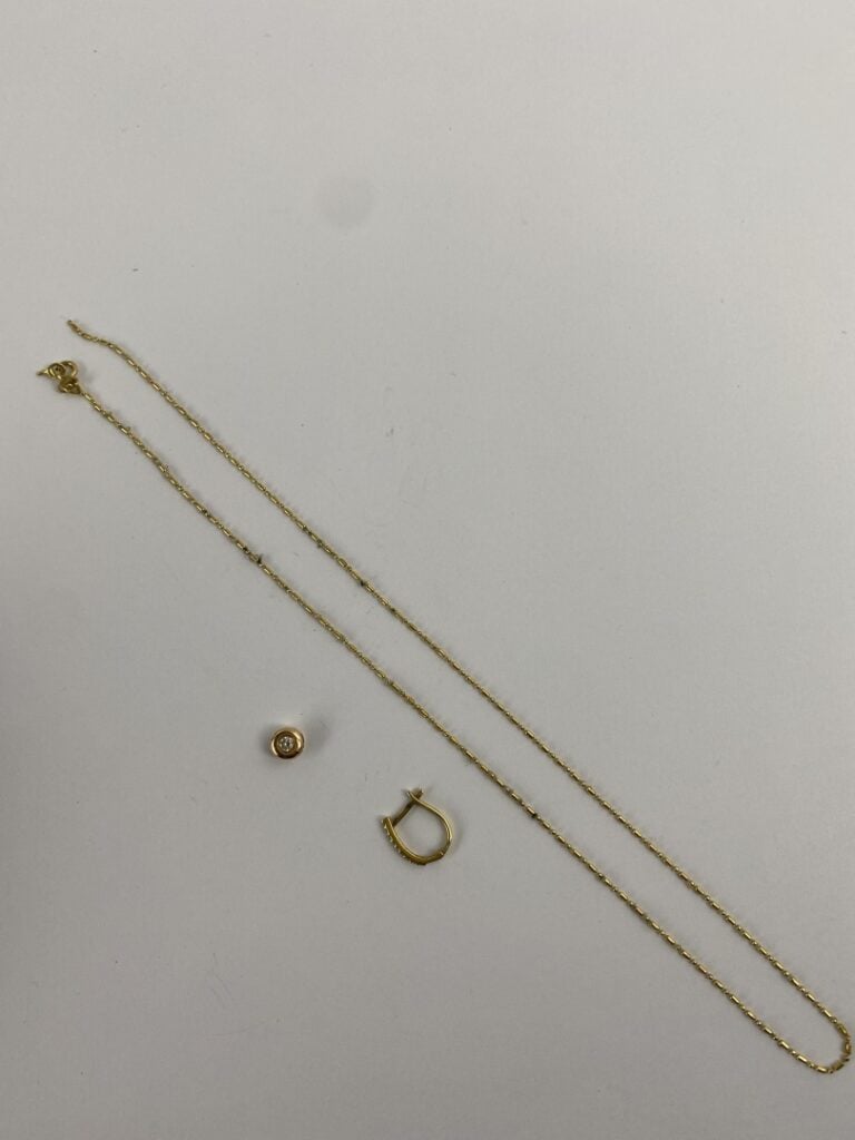 Lot débris or jaune (750) comprenant une chaîne à fine maille bâtonnet, un pend…