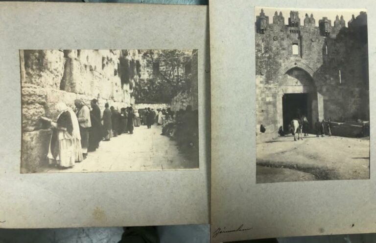 Lot d'environ 250 photos contrecollées sur carton, tirage sépia, avec des vues…