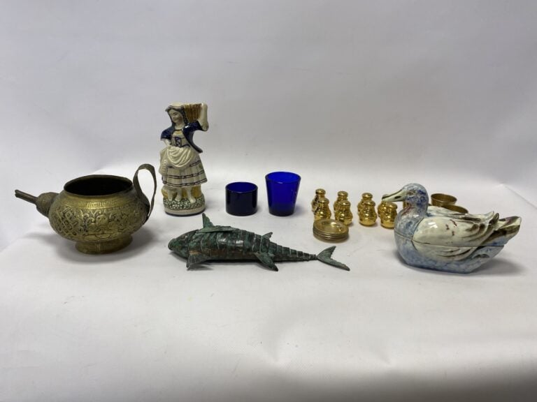 Lot divers comprenant poisson articulé en métal, salières, revues sur Picasso,…