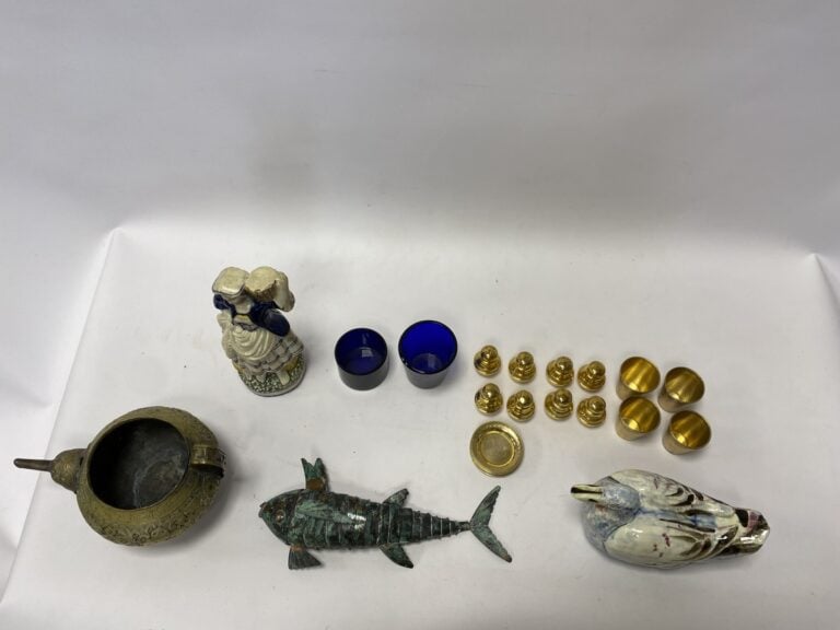 Lot divers comprenant poisson articulé en métal, salières, revues sur Picasso,…
