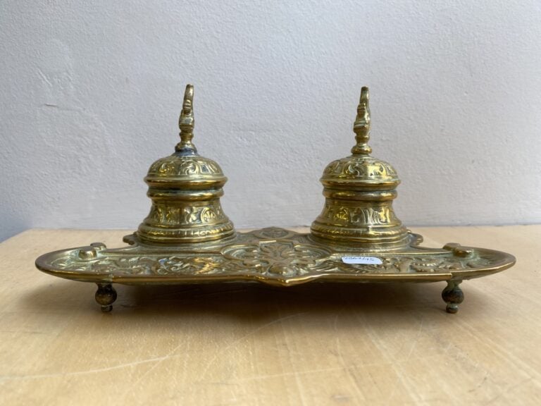 Lot divers comprenant une paire de plats en porcelaine signés Ch. Thuillier, ci…