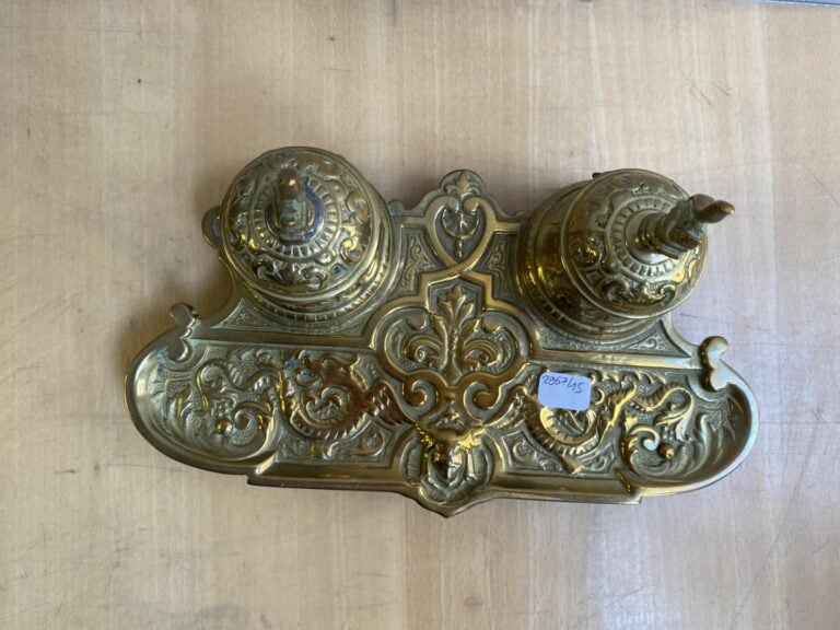 Lot divers comprenant une paire de plats en porcelaine signés Ch. Thuillier, ci…