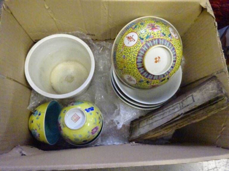 [-] LOT D'OBJETS ASIATIQUES - Comprenant de la vaisselle chinoise, un pot en po…
