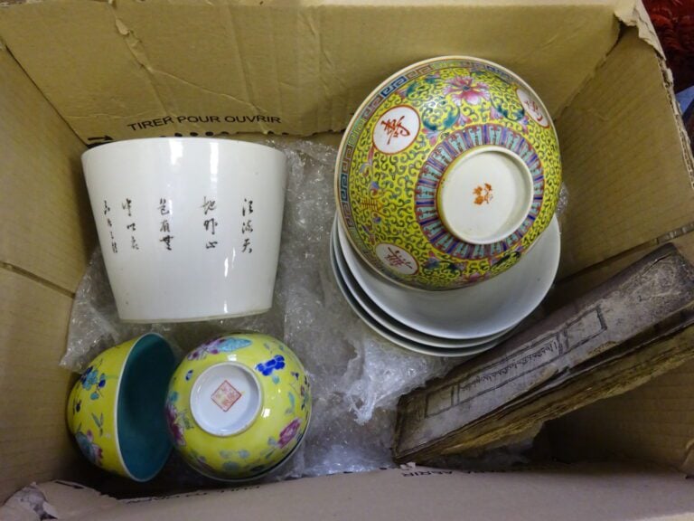 [-] LOT D'OBJETS ASIATIQUES - Comprenant de la vaisselle chinoise, un pot en po…