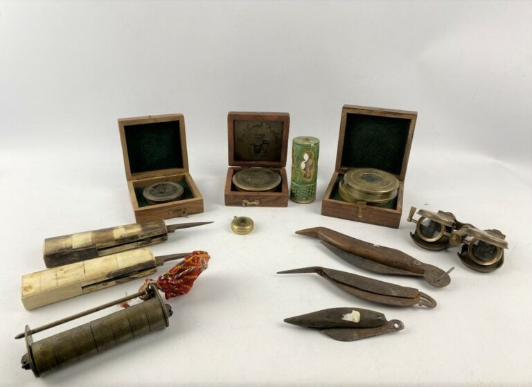 Lot d'objets de vitrine comprenant boussole de poche, jumelles, petit couteau m…