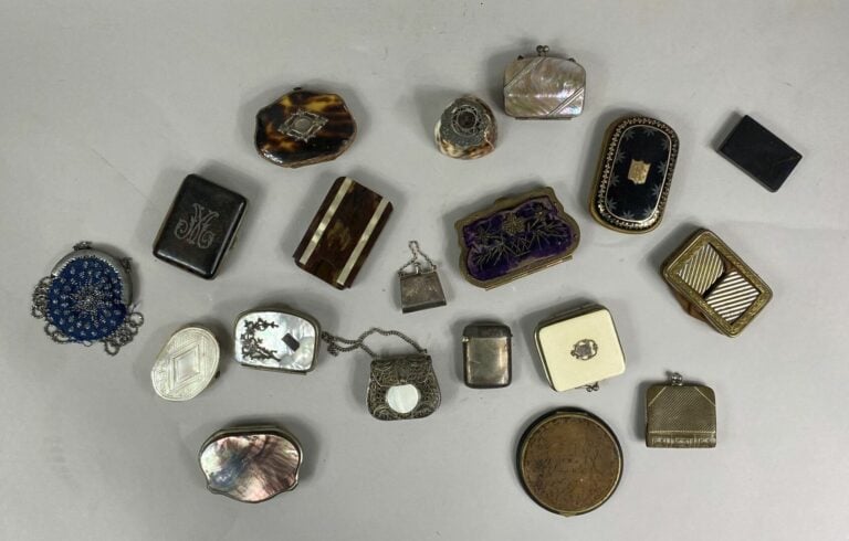 Lot d'objets de vitrine comprenant des porte-monnaie, bourses, étuis à cigarett…
