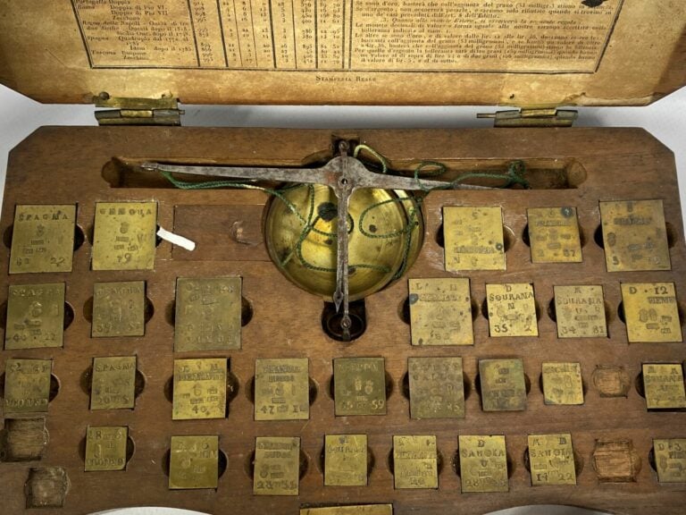 Lot d'objets divers comprenant une longue-vue téléscopique, une loupe, deux pet…