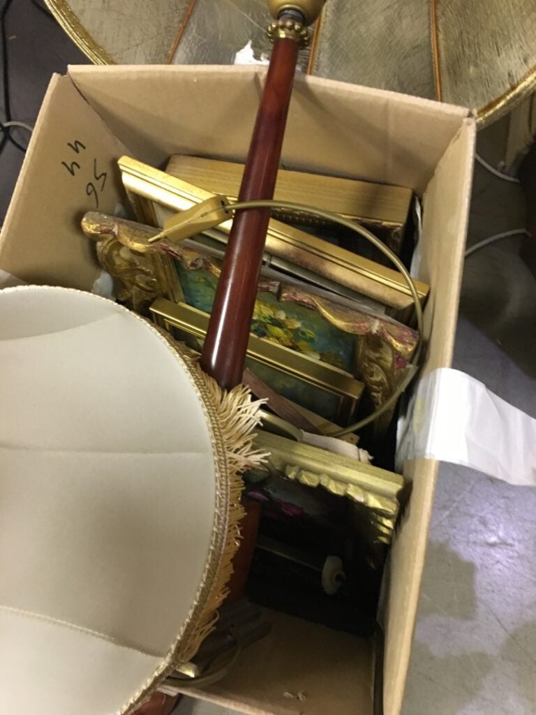 Lot d'une dizaine de pièces encadrées et quatre lampes