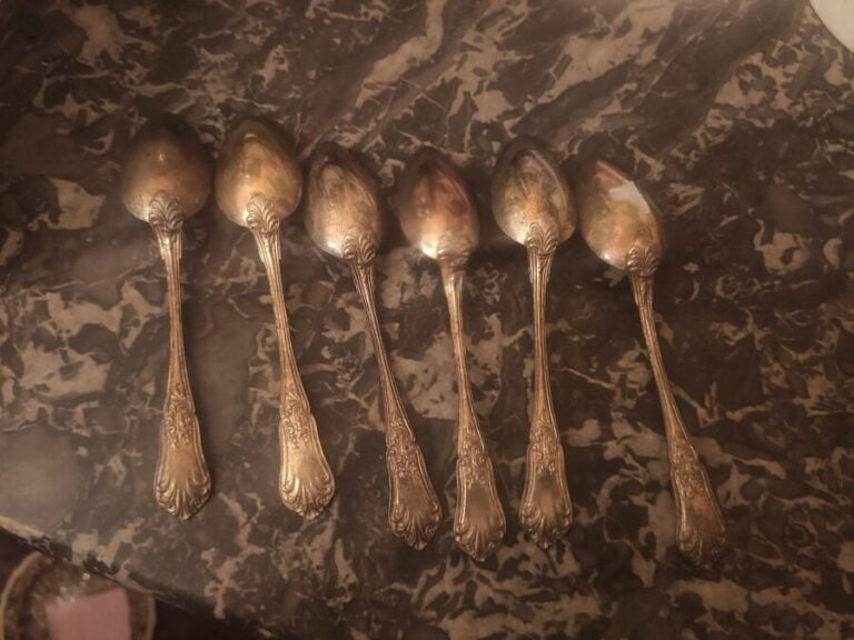 Lot en argent 950 ‰ comprenant : - Six cuillères à moka en argent, modèle noeud…