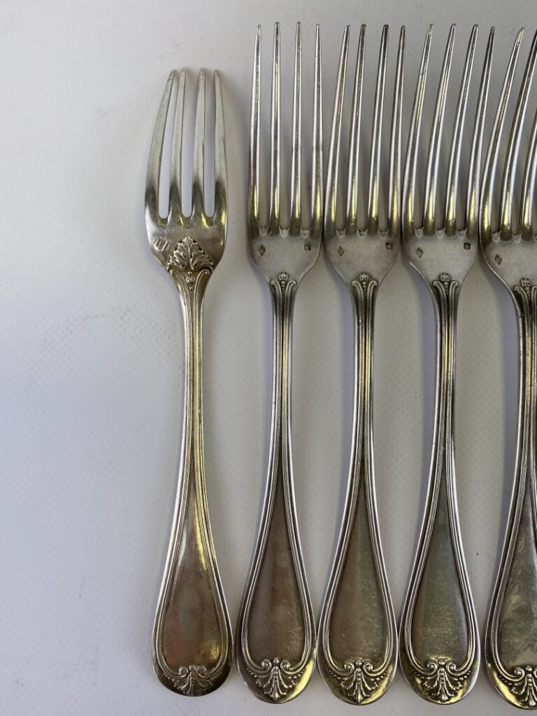 Lot en argent comprenant dix petits gobelets à liqueur en argent décoré d'une f…