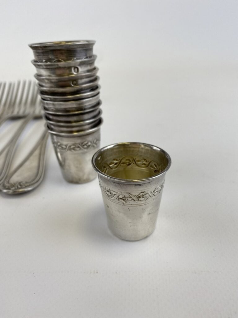 Lot en argent comprenant dix petits gobelets à liqueur en argent décoré d'une f…