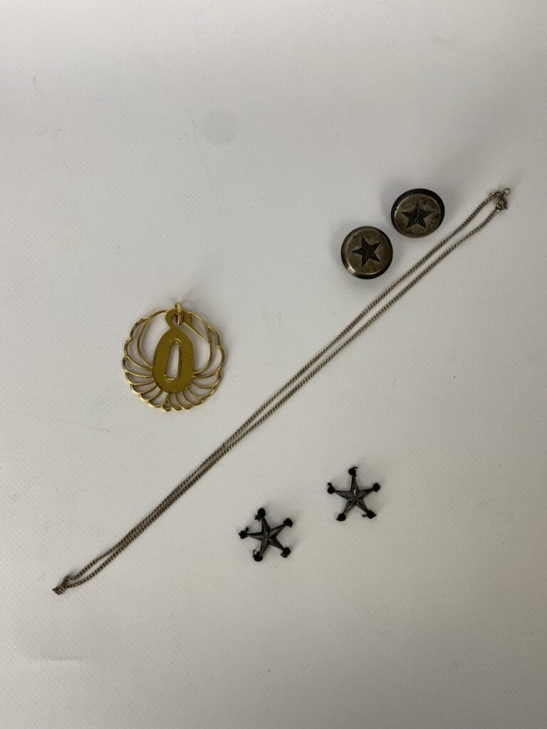 Lot en argent comprenant une paire de boutons de manchettes ornée d'une étoile…