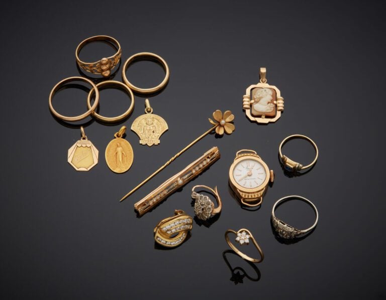 LOT en or jaune (750‰) comprenant : - - une MONTRE ronde, attaches godronnées.…