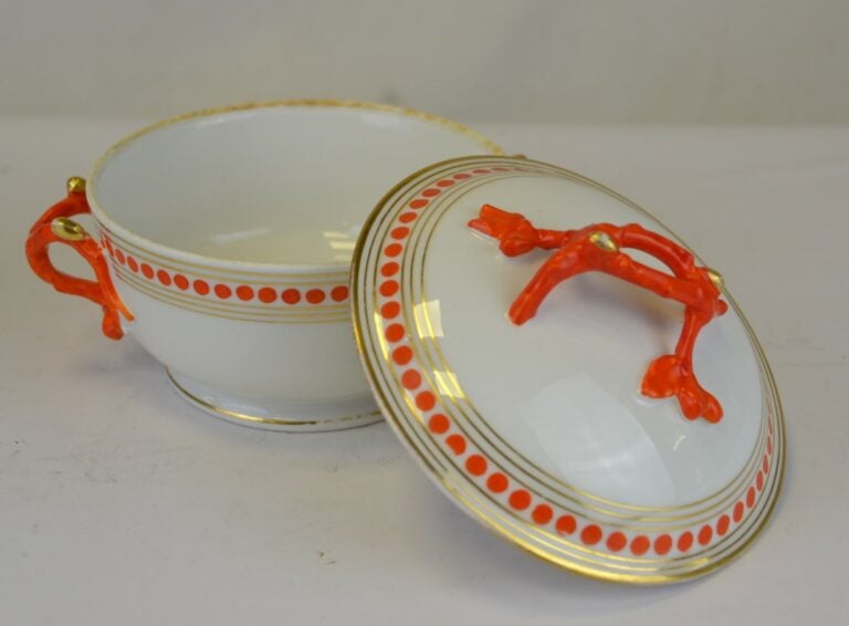 Lot en porcelaine comprenant un sucrier à anses et prises en forme de branches…