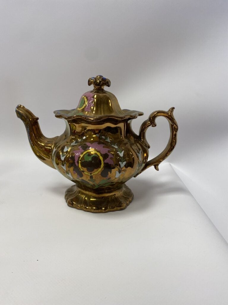 Lot en porcelaine, comprenant un vase de section ovale à décor de feuilles sur…